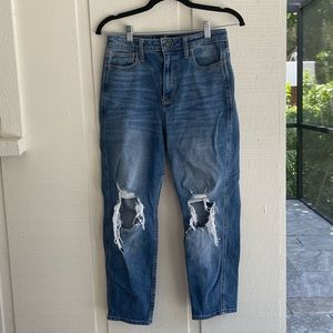 HIGH RISE MOM JEANS | HOLLISTER MOM JEANS | COMFORTABLE BLUE JEANS